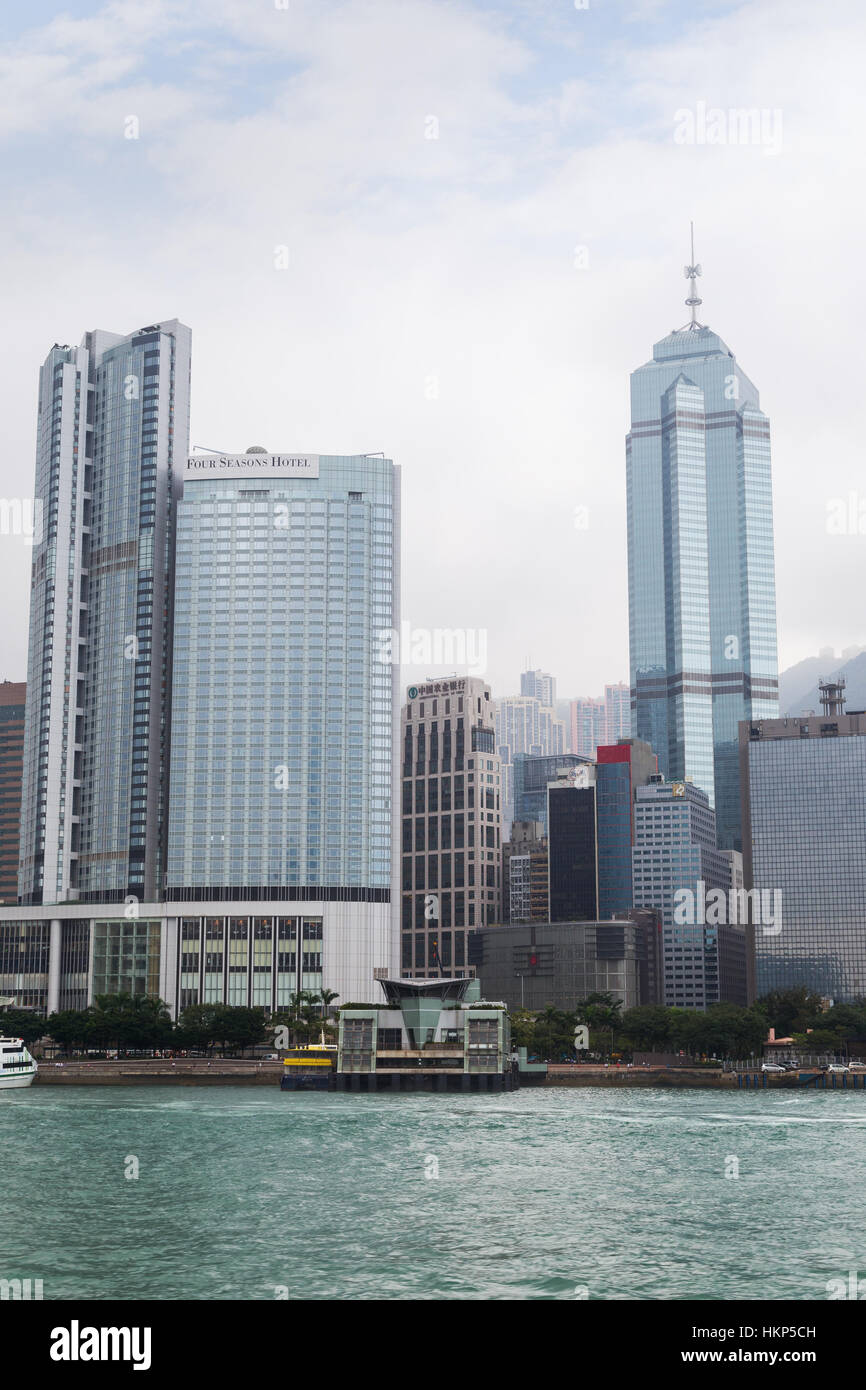 Ansicht des Hotels und Hochhäuser im Central District auf Hongkong Island in Hong Kong, China, aus dem Ozean. Stockfoto