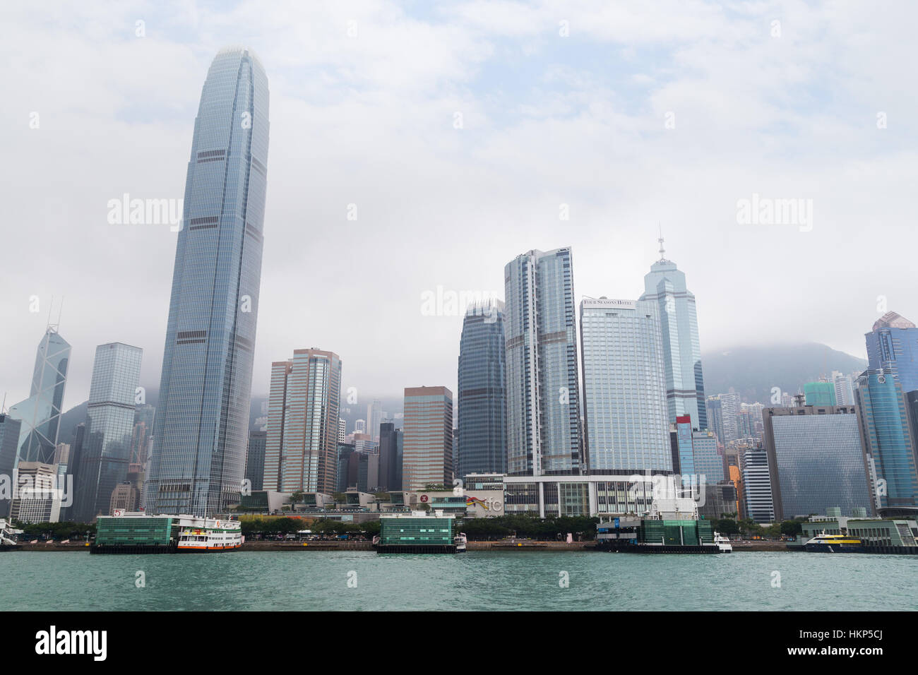 Blick auf zwei International Finance Center (IFC) und andere Wolkenkratzer im Central District auf Hongkong Island in Hongkong. Stockfoto