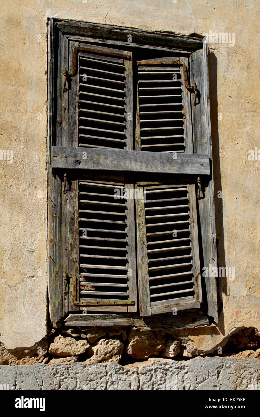 Braunen alten hölzernen Fensterläden in Zypern Stockfoto