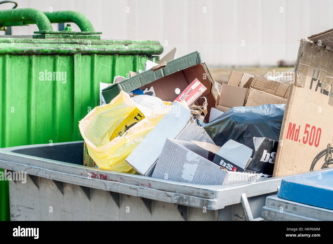 Müll in den Container in einer Industriezone, Santpedor, Barcelona, Katalonien, Spanien Stockfoto