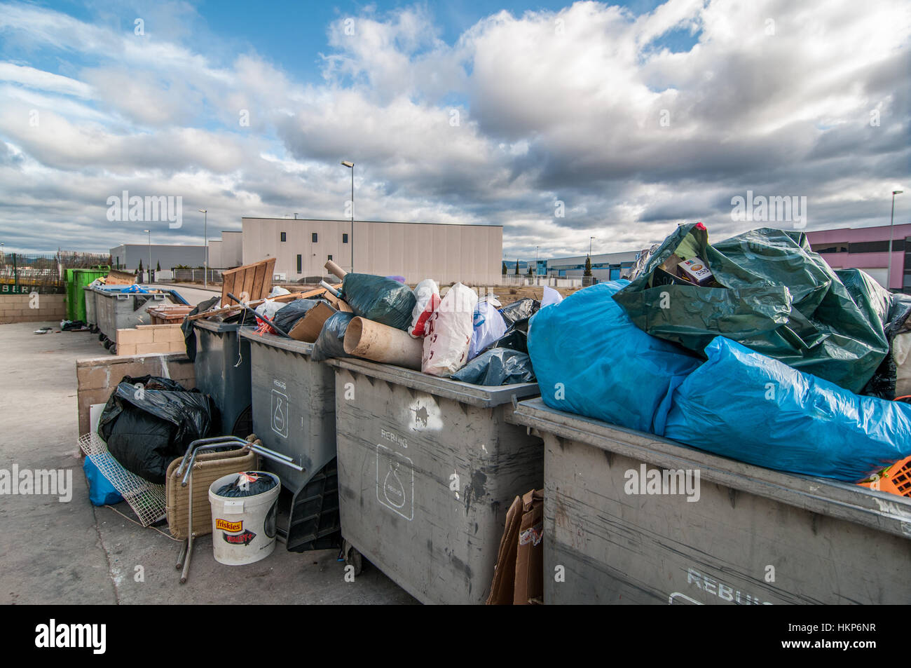 Müll in den Container in einer Industriezone, Santpedor, Barcelona, Katalonien, Spanien Stockfoto