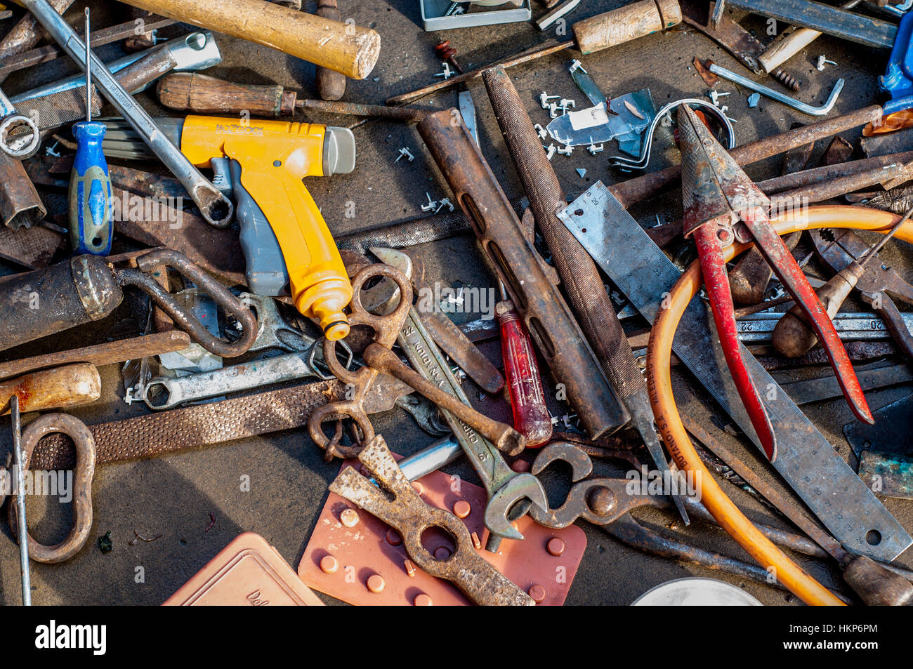 Alte gebrauchte Werkzeuge, auf der Straße zu verkaufen Stockfotografie -  Alamy