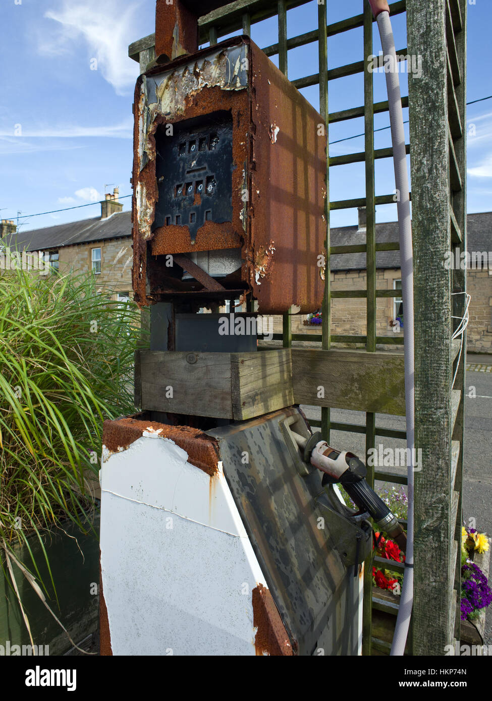 Ausgediente rostige Zapfsäule UK Stockfoto
