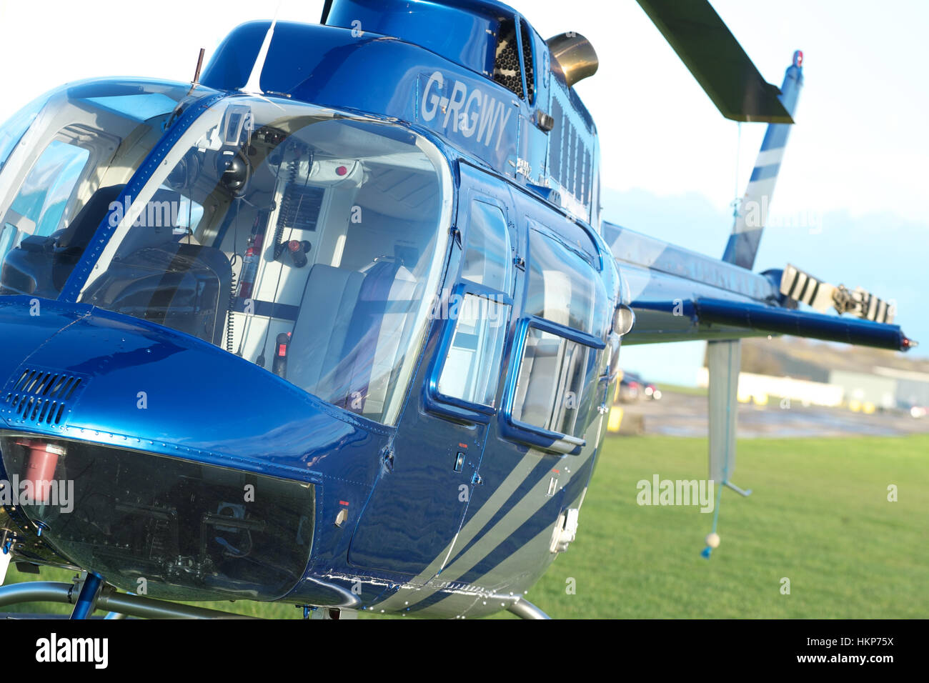 Bell 206 Jet Ranger Helikopter auf einem Rasen-Flugplatz im Vereinigten Königreich Stockfoto