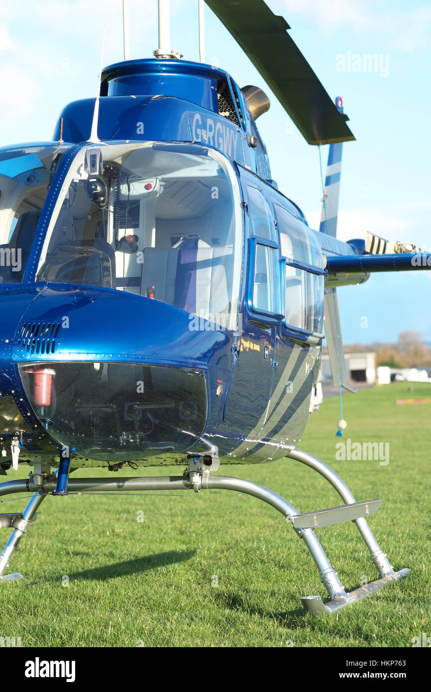 Bell 206 Jet Ranger Helikopter auf einem Rasen-Flugplatz im Vereinigten Königreich Stockfoto