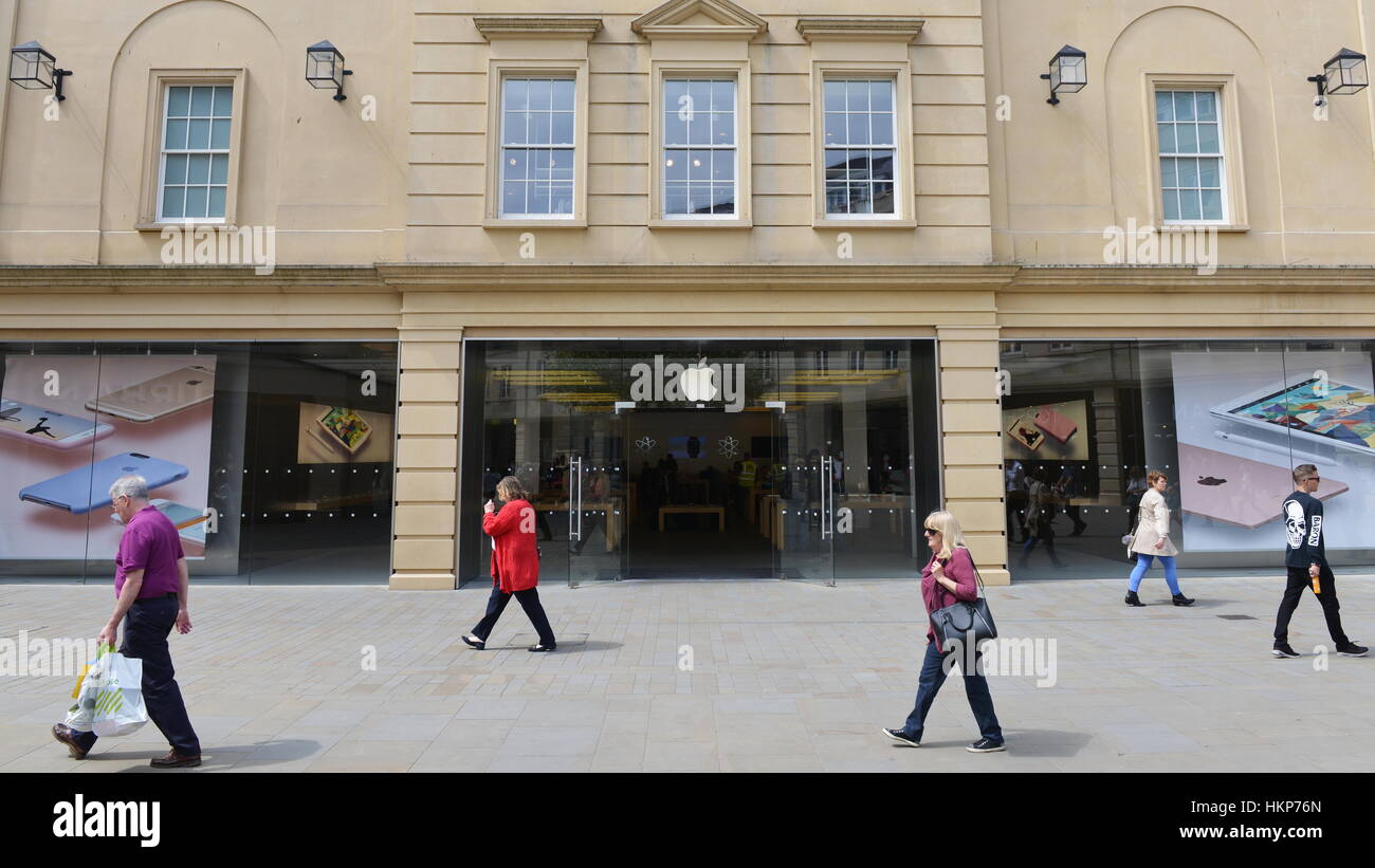 Bath, UK - 13. Mai 2016: Menschen weitergeben, einen Apple Store eine Innenstadt Einkaufsstraße. Stockfoto