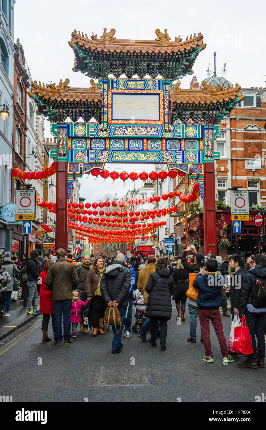 Eine Pagode überspannt die Straße am Eingang zu Chinatown in London. Stockfoto