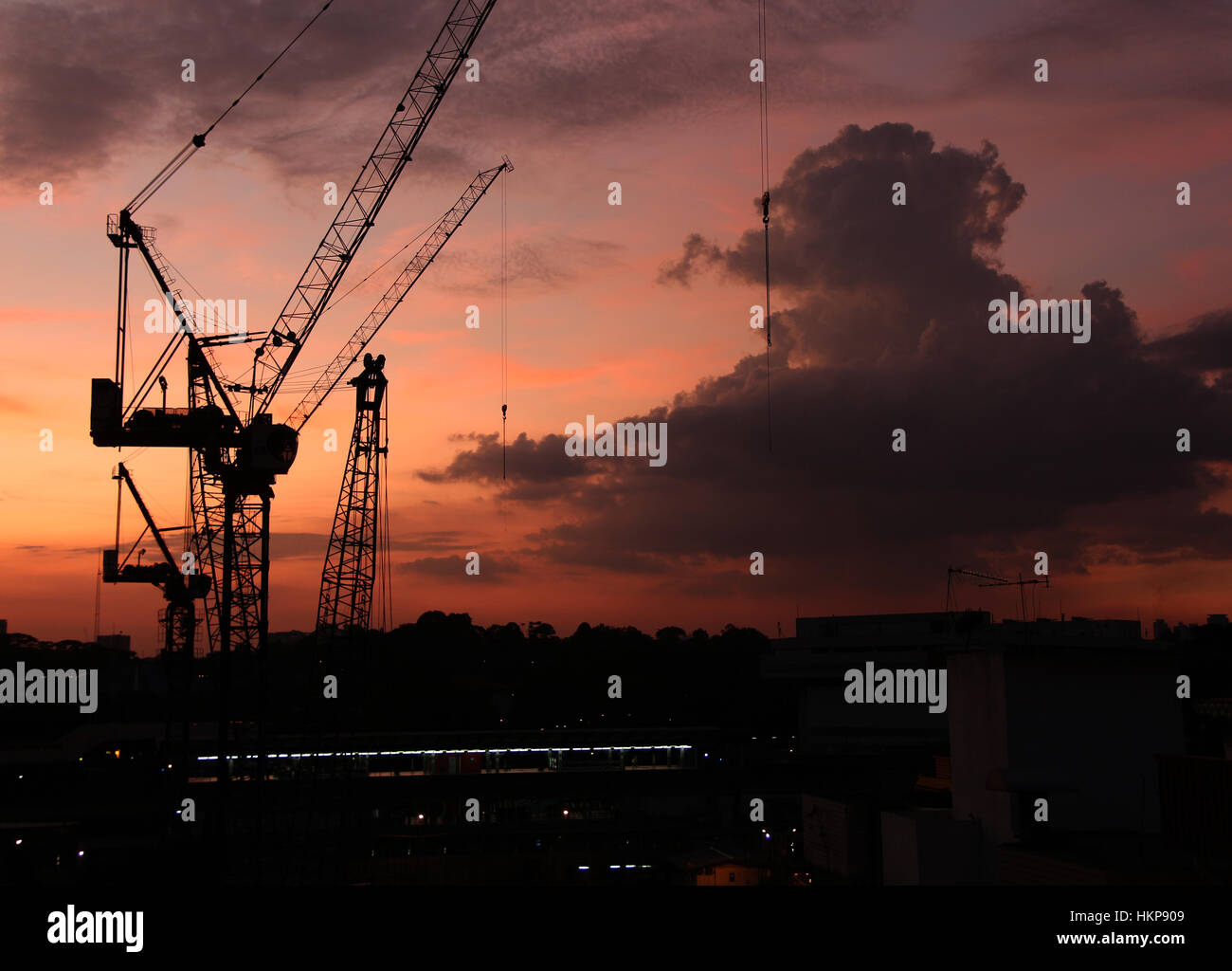 Bau Kran Silhouette auf der Sonnenuntergang Himmelshintergrund dramatische Wolke Stockfoto