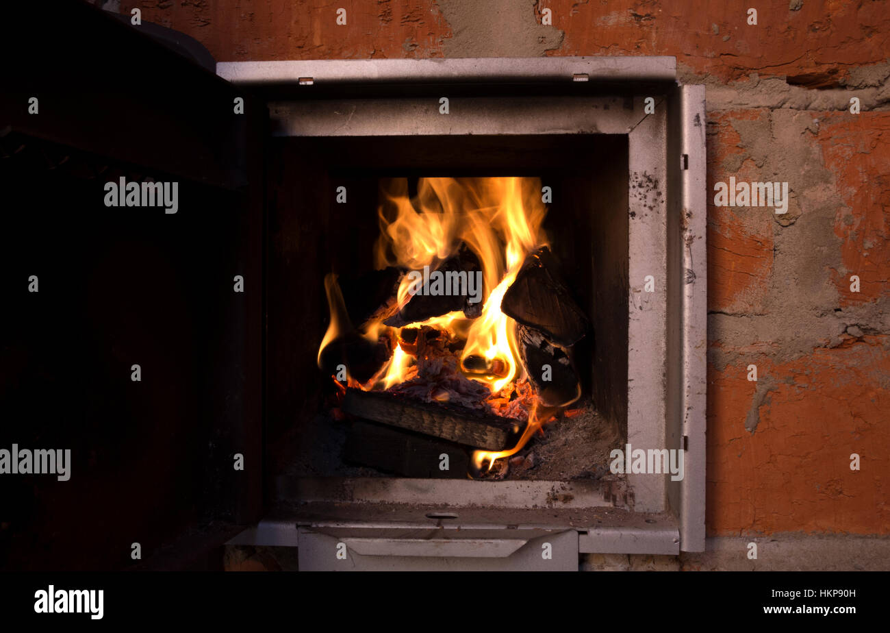 Feuer in einer offenen Tür Herd orange Mauer hautnah selektiven Fokus Textfreiraum Stockfoto