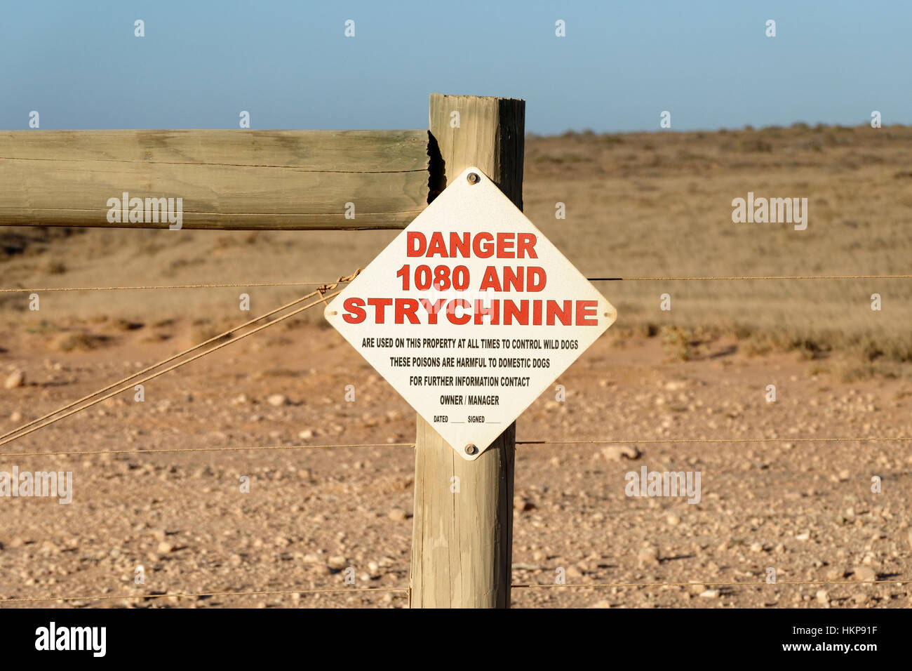 1080 Strychnin-Warnschild am Zaunpfahl, Western Australia. Stockfoto