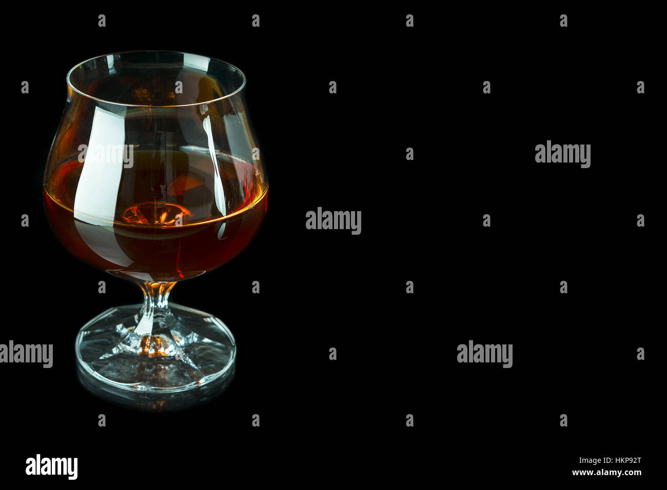 Scotch Drink auf schwarzem Hintergrund. Altmodisches Whiskeyglas als Symbol der Einsamkeit. Ungesunde Stillleben oder schlechte Angewohnheiten Konzept. Klaren Schnaps oder bourbo Stockfoto