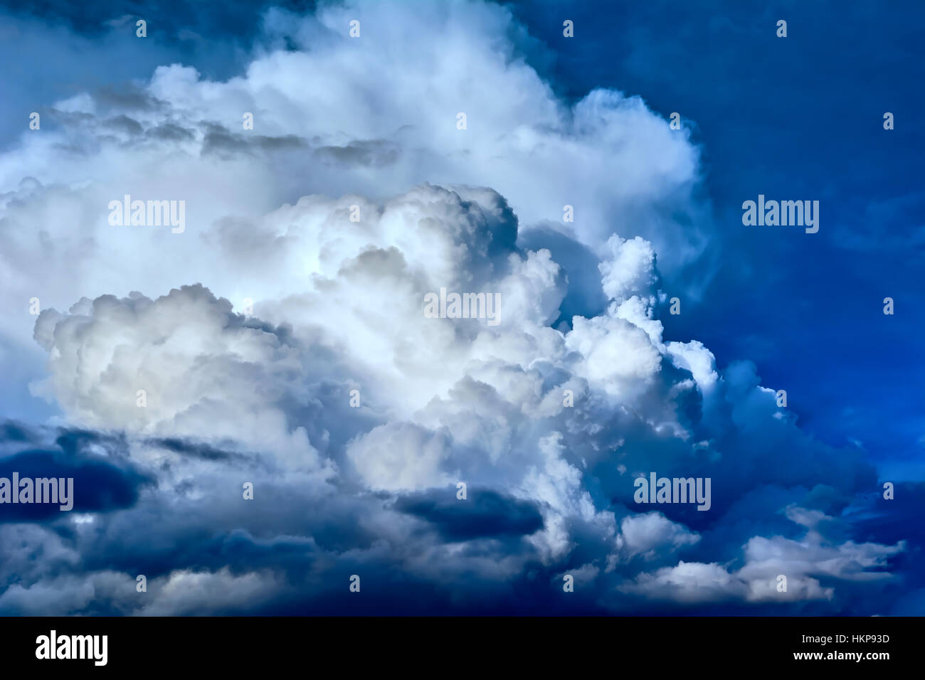 Blick in den bewölkten Himmel. Gewitterwolken ist Wut-Konzept Stockfoto