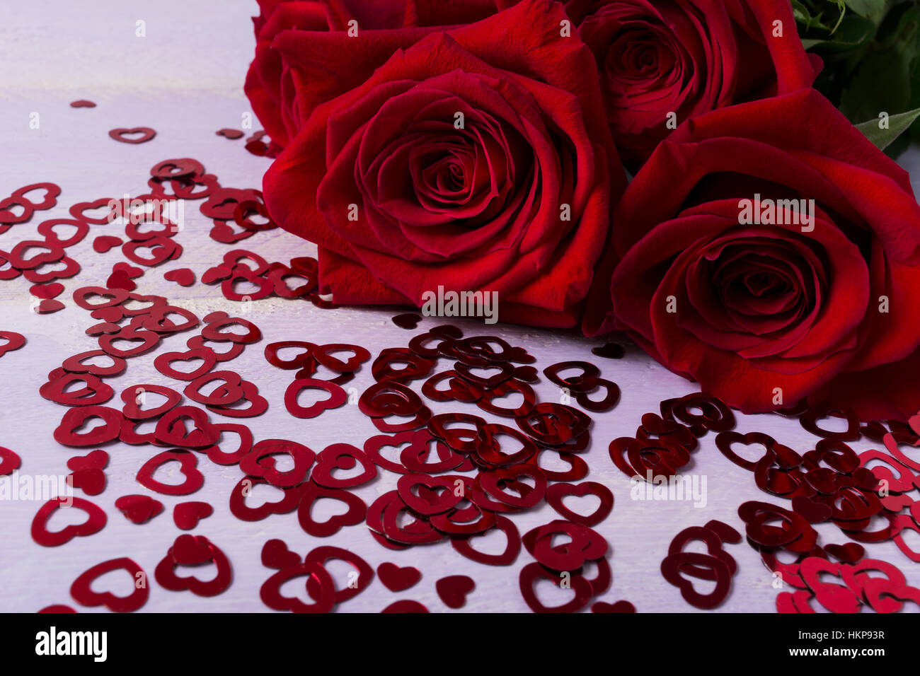 Dunkelrote rosen -Fotos und -Bildmaterial in hoher Auflösung – Alamy