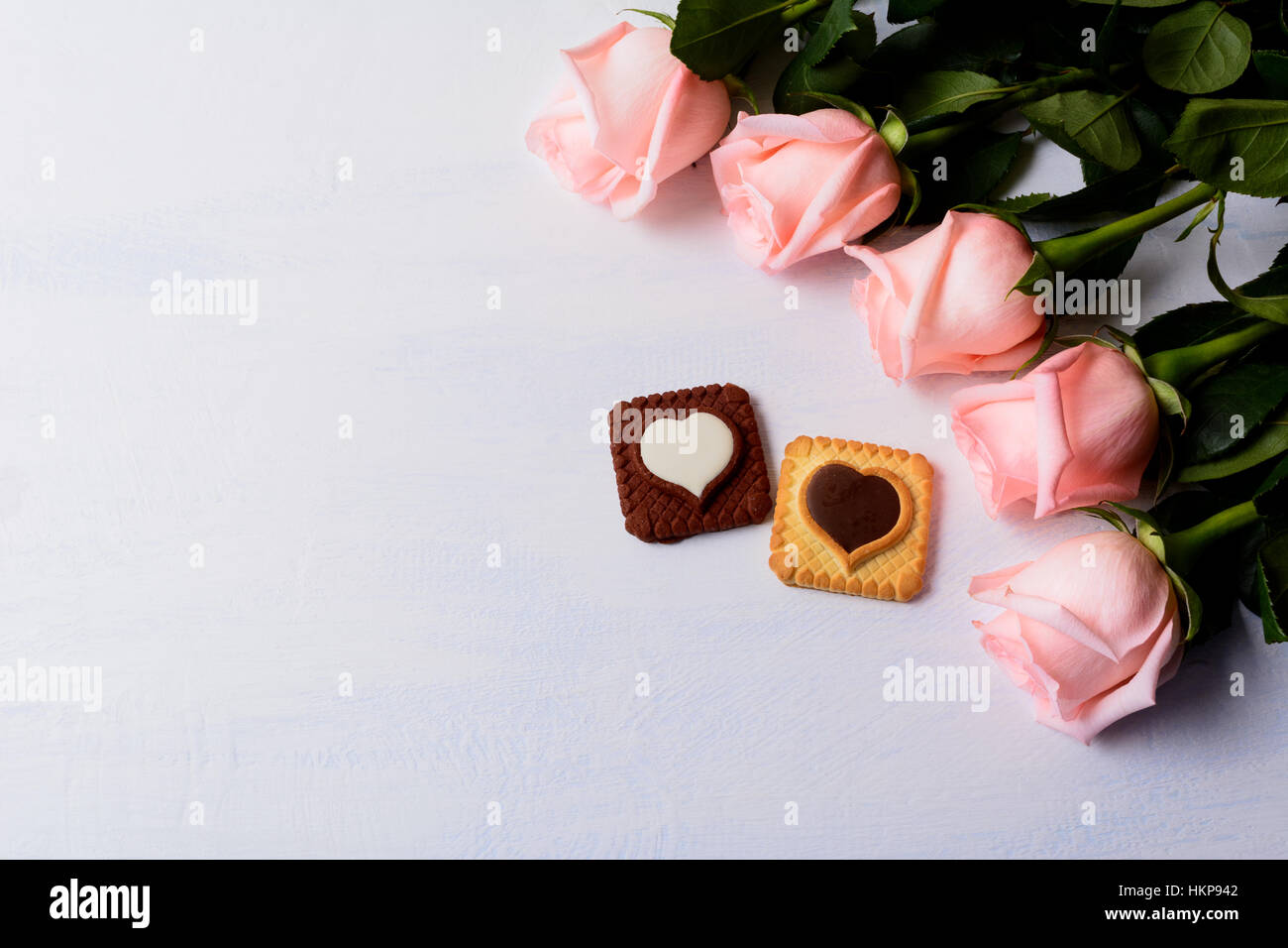 St. Valentines Day Background mit fünf rosa Rosen und Cookies. Elegante Hochzeit Tag Grußkarte oder Einladung. Kopieren Sie Raum. Stockfoto