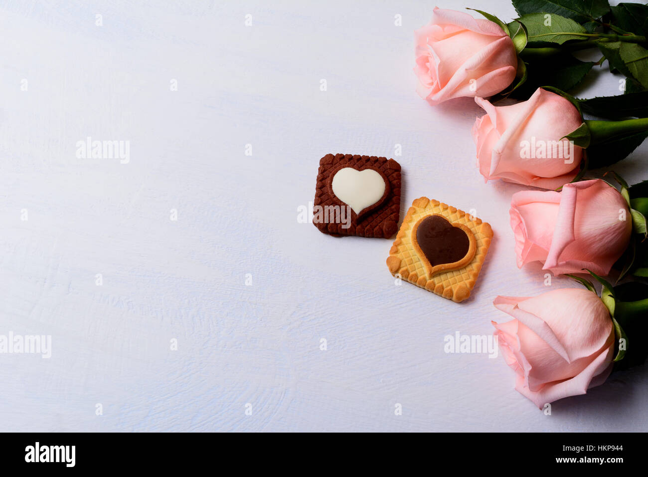 St. Valentines Tag Hintergrund mit Rosen, Vanille und Schokolade Cookies. Elegante Hochzeit Tag Grußkarte oder Einladung. Kopieren Sie Raum. Stockfoto