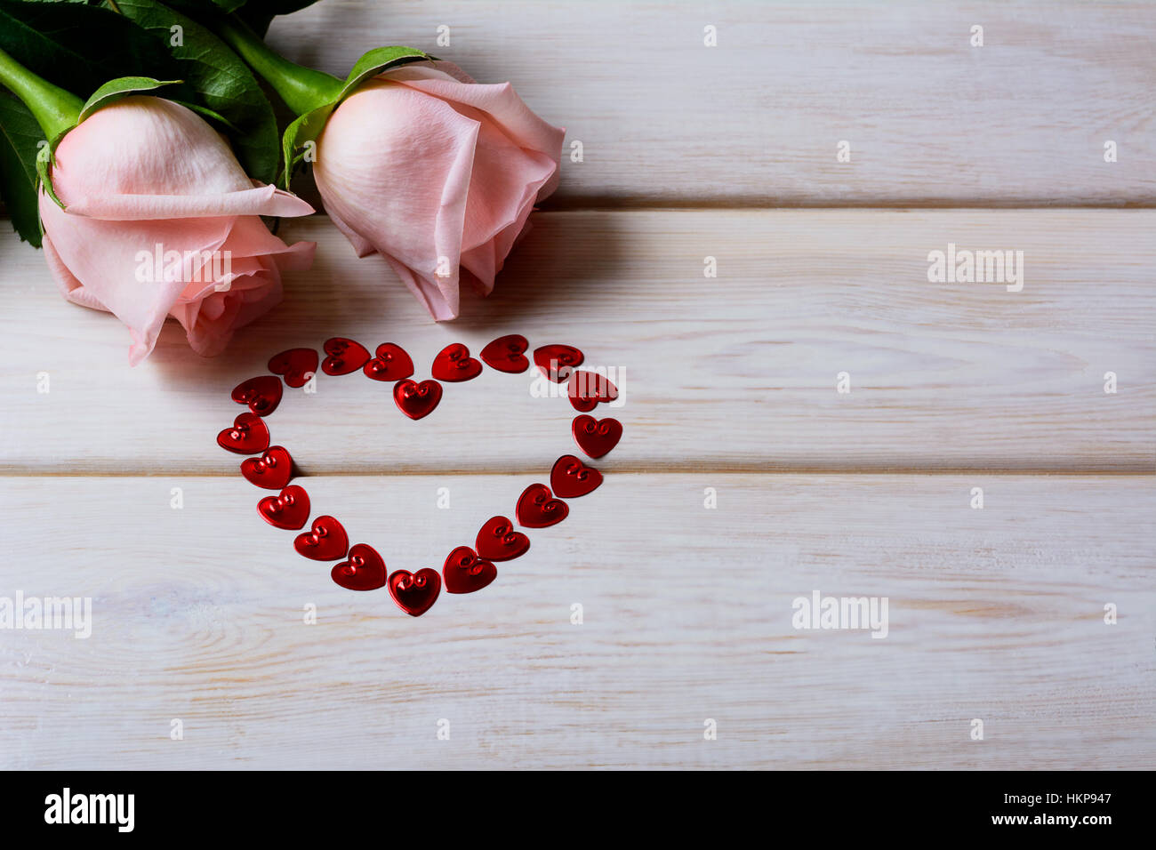 St. Valentines Day Background mit zwei rosa Rosen und roten Herzen. Elegante Hochzeit Tag Grußkarte oder Einladung. Kopieren Sie Raum. Stockfoto