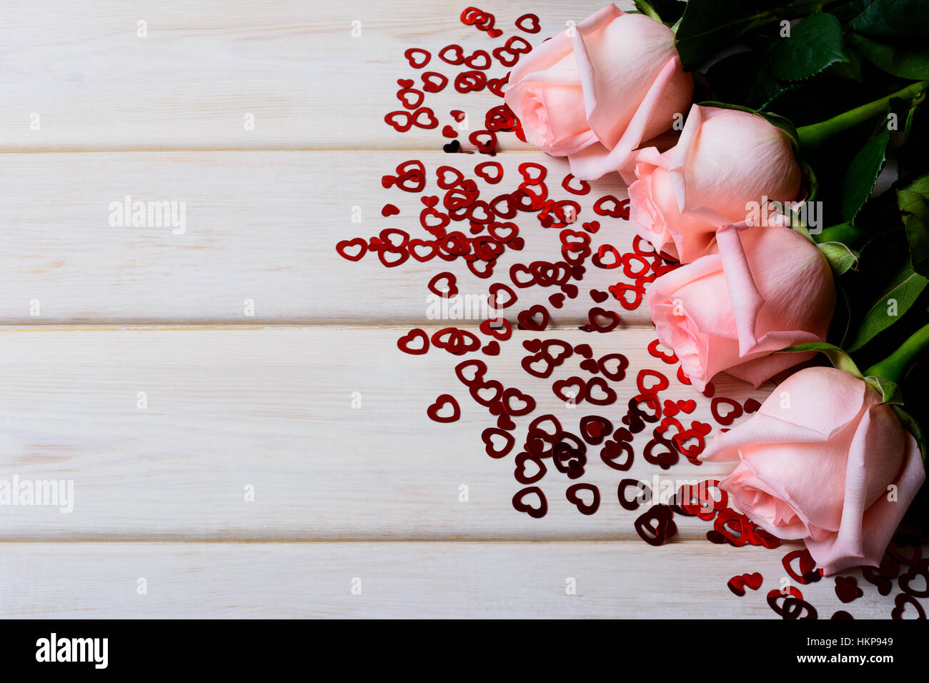 St. Valentinstag Grußkarte blass rosa Rose mit Glitzer Herzen. Elegante Hochzeit Tag Einladung Hintergrund. Kopieren Sie Raum. Stockfoto
