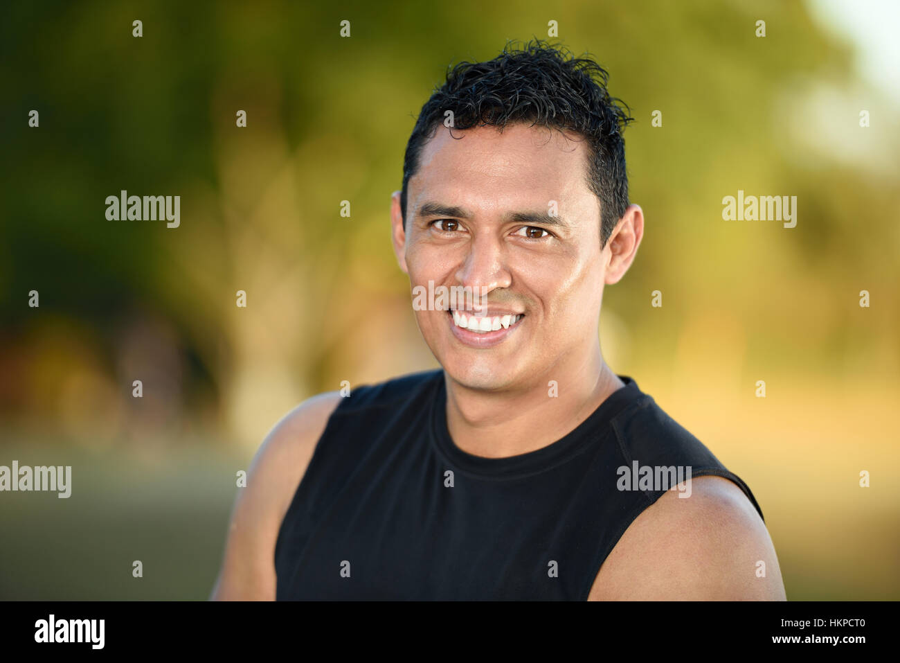 Nahaufnahme von Sport Lächeln Mann auf grünem Hintergrund Stockfoto