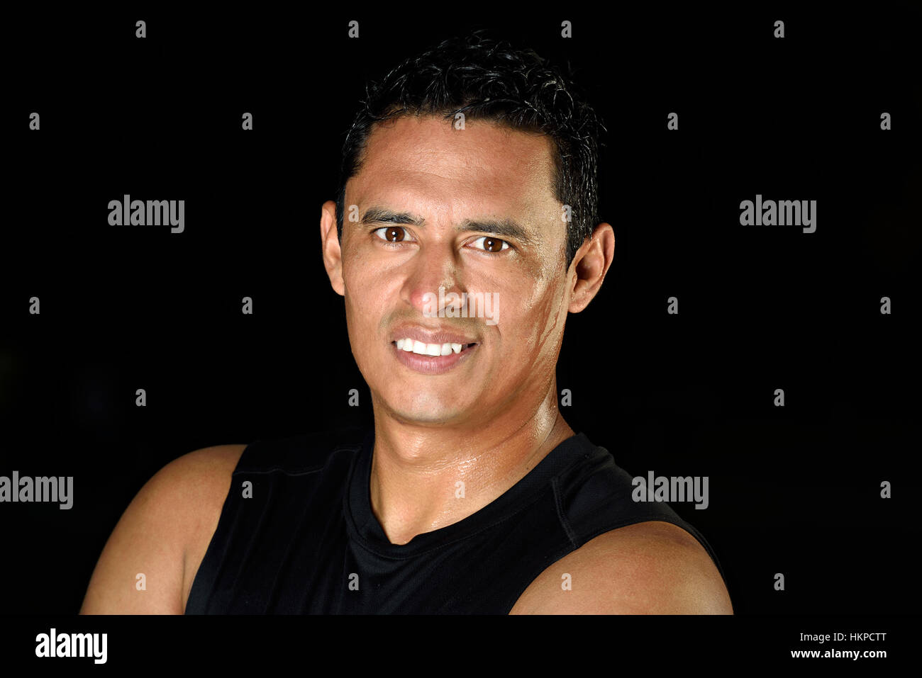 Sport-gesunder Mensch-Porträt auf schwarzem Hintergrund Stockfoto