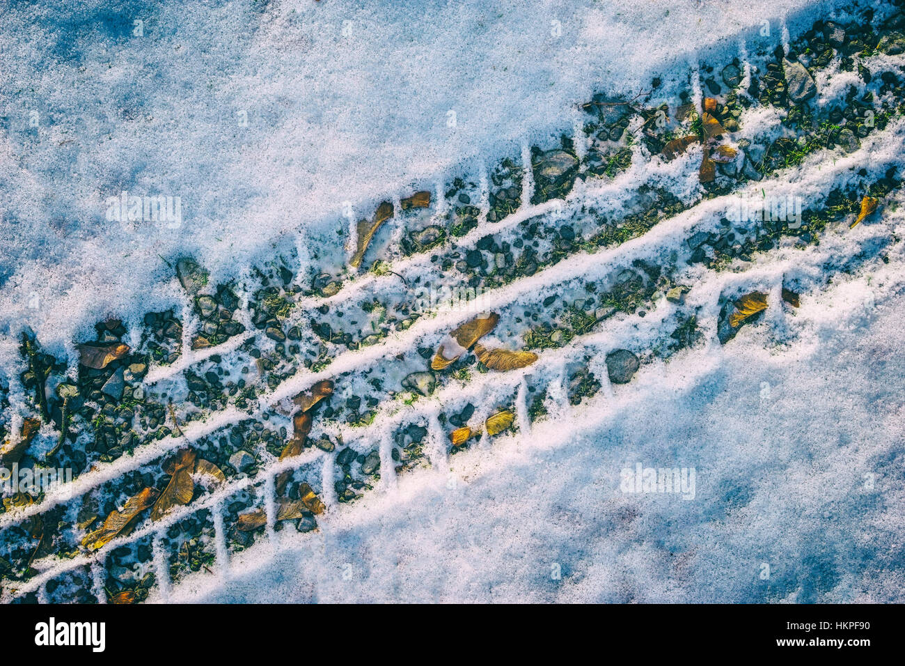 Reifenspuren im Schnee Stockfoto