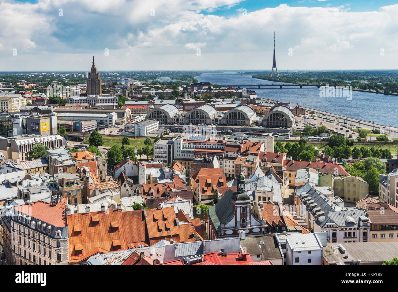 Blick über Riga, der Fernsehturm, die Daugava (westliche Dwina) und der Akademie der Wissenschaften, Lettland, Europa Stockfoto