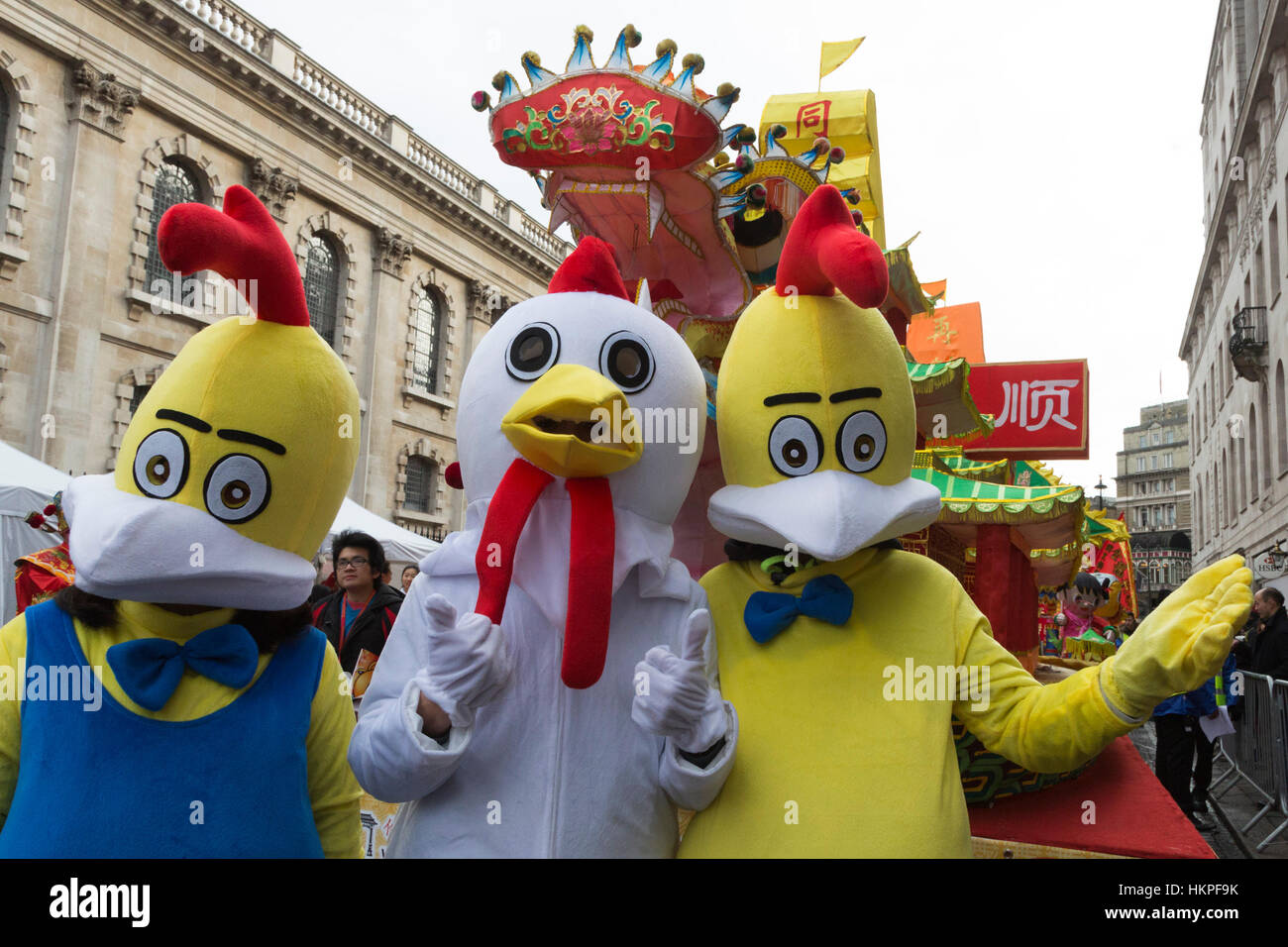 London, UK. 29. Januar 2017. Londoner Willkommen zum "Jahr des Hahnes" mit einem Chinesische Neujahrsparade vom Trafalgar Square, Chinatown. Stockfoto