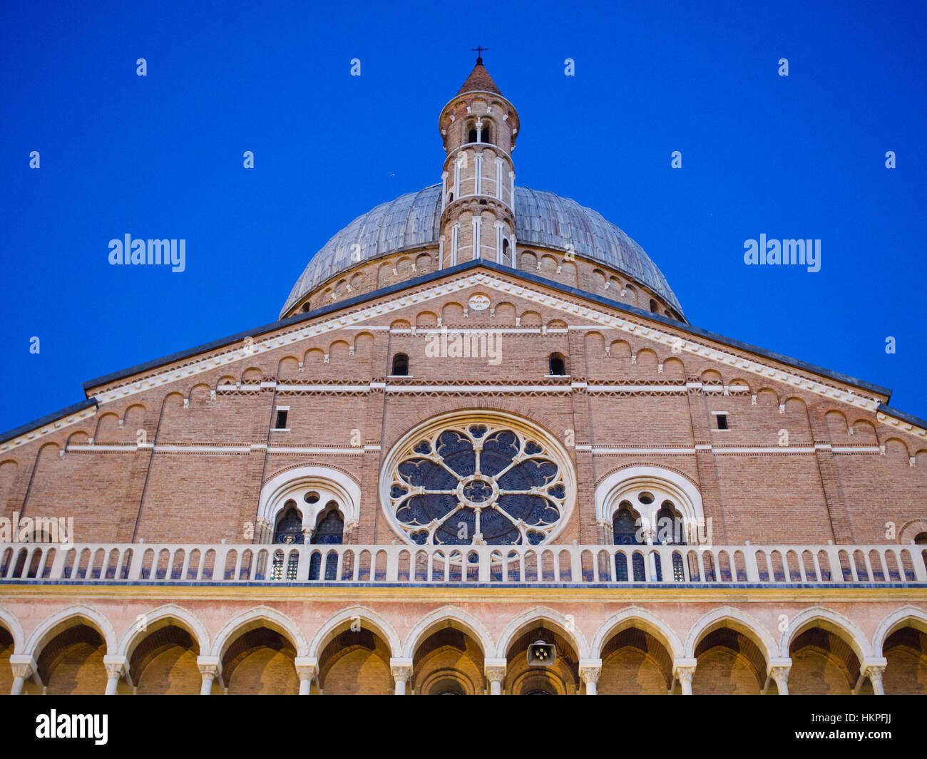 Fassade der Basilika des Heiligen Antonius in Padua, Italien Stockfoto