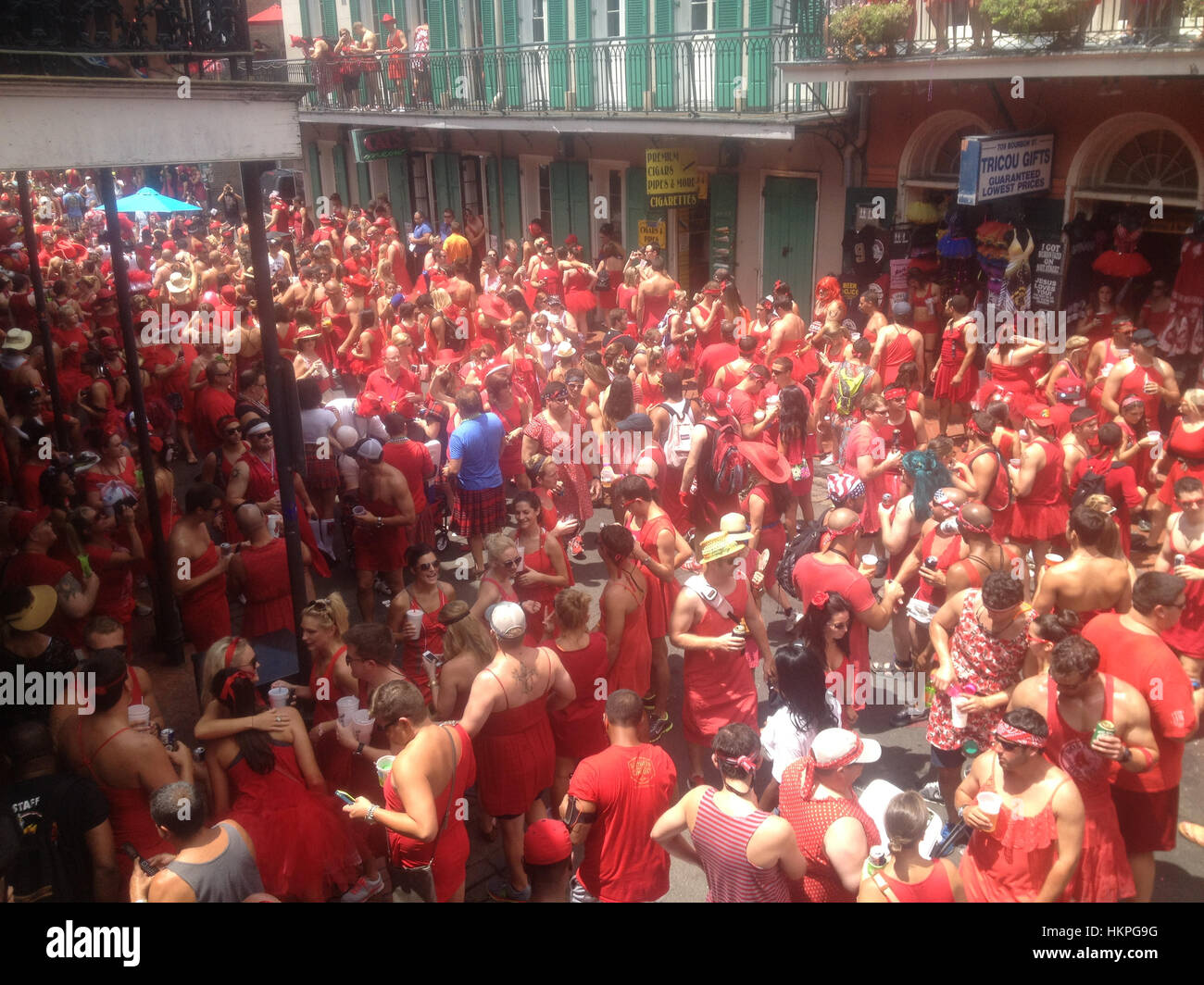 New Orleans, Louisiana, USA: August 2013: Bourbon Street füllt mit Läufern in roten Kleidern während der jährlichen Red Dress Run für wohltätige Zwecke. Stockfoto