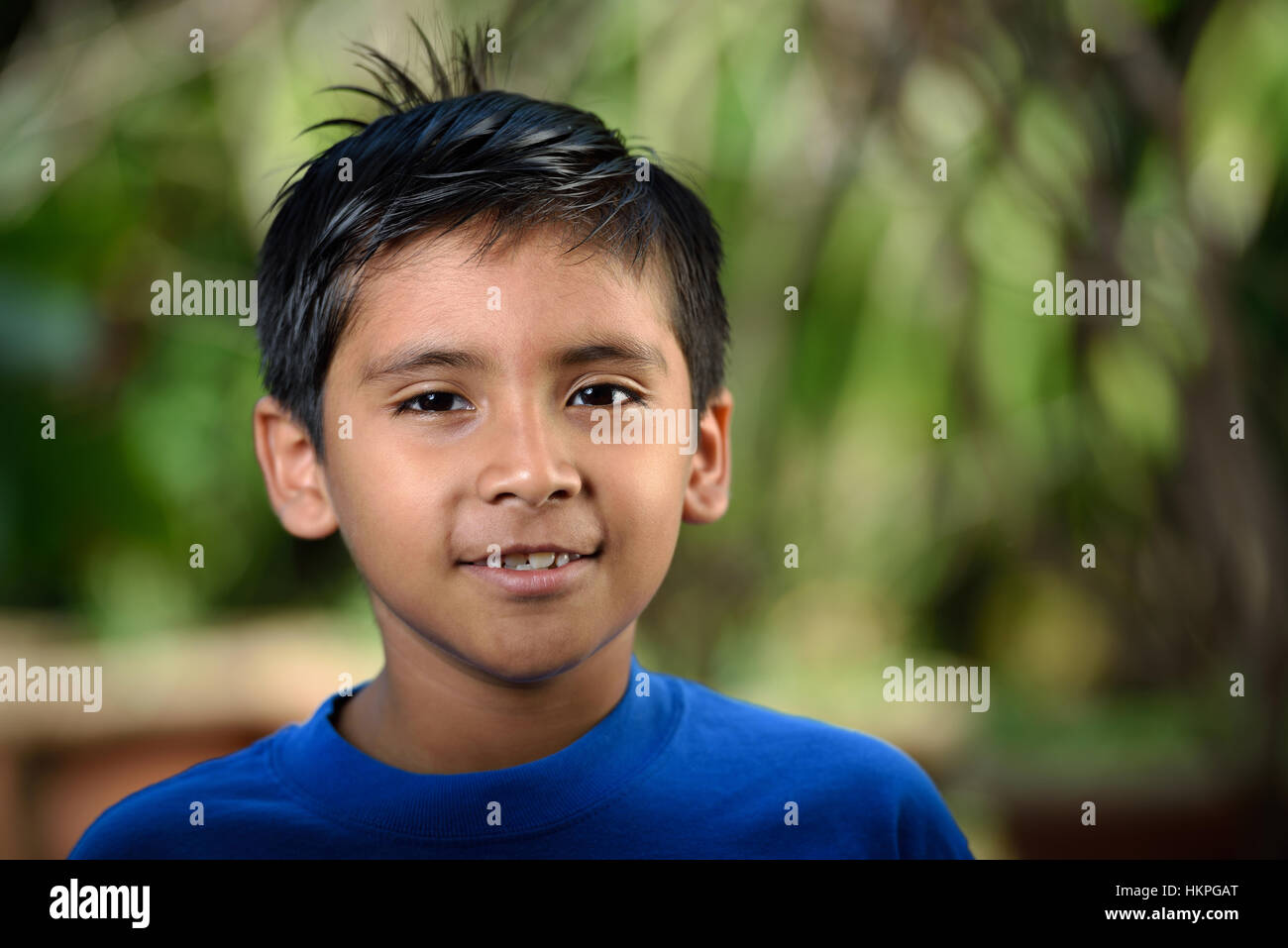 Kopfschuss von Latino Boy mit Lächeln in der Natur Stockfoto