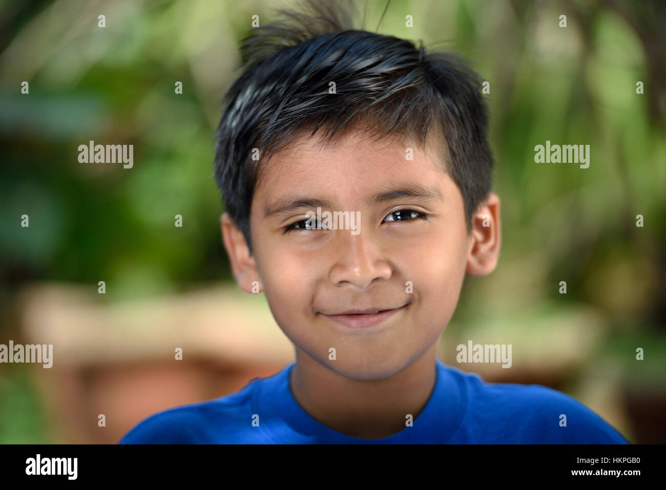 Nahaufnahme von Latino Boy mit Lächeln in der Natur Stockfoto