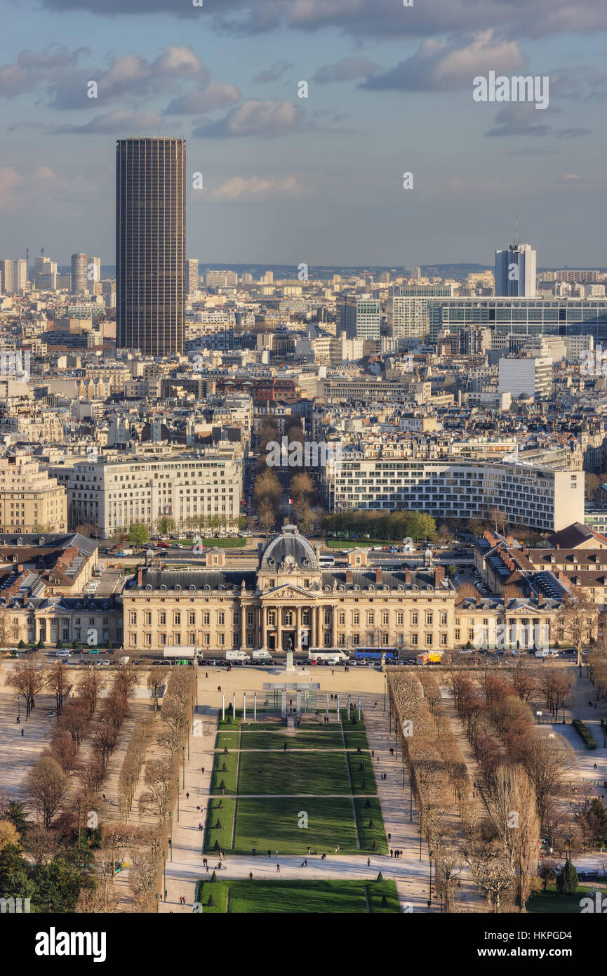 Champ de Mars, Wall Of Peace, Place Joffre, Tour Montparnasse, Institut des Hautes Etudes de Défense Nationale (IHEDN) vom Eiffelturm entfernt. Paris. Stockfoto