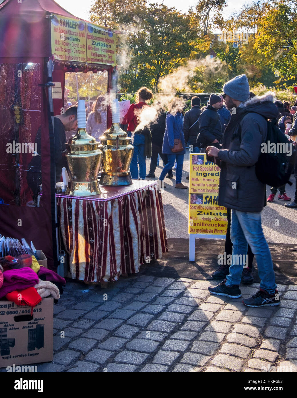 Berlin, Mitte. Mauer Park, Mauerpark, Pappel Sonntag Flohmarkt mit ... Berlin, Mitte. Mauer Park, Mauerpark, Pappel Sonntag Flohmarkt mit ...