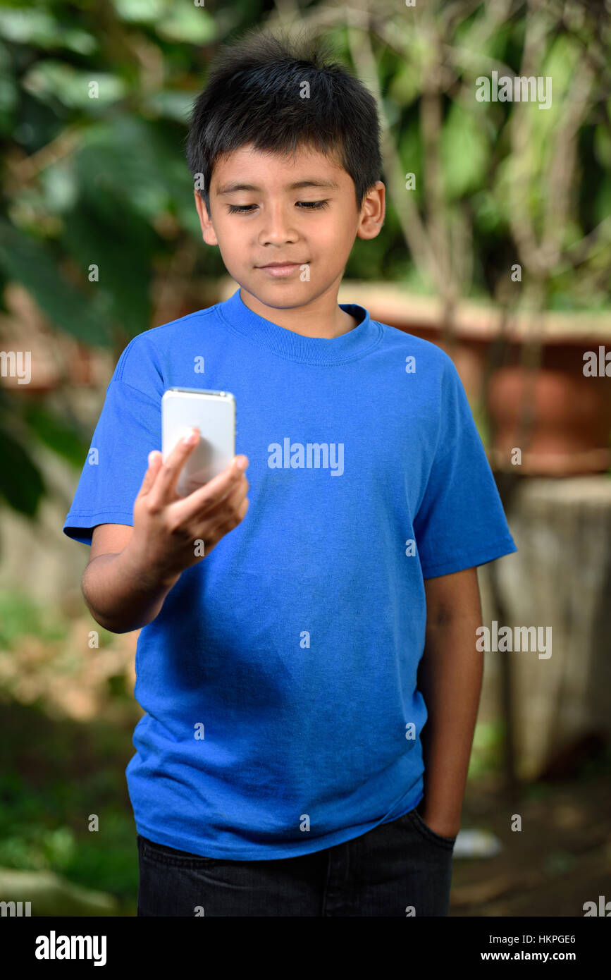 junge machen Videocall vom Smartphone im grünen Garten Stockfoto