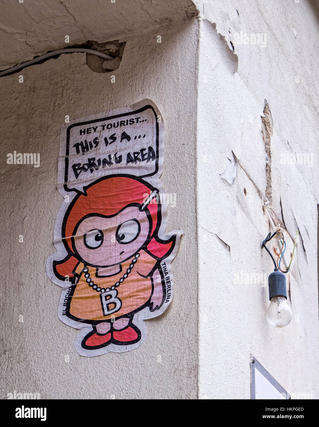 Berlin, Prenzlauer Berg, Streetart Künstlers El Bocho. Kleines Mädchen, Tina Berlina sagen "Hey Tourist Dies ist eine langweilige Gegend" Stockfoto