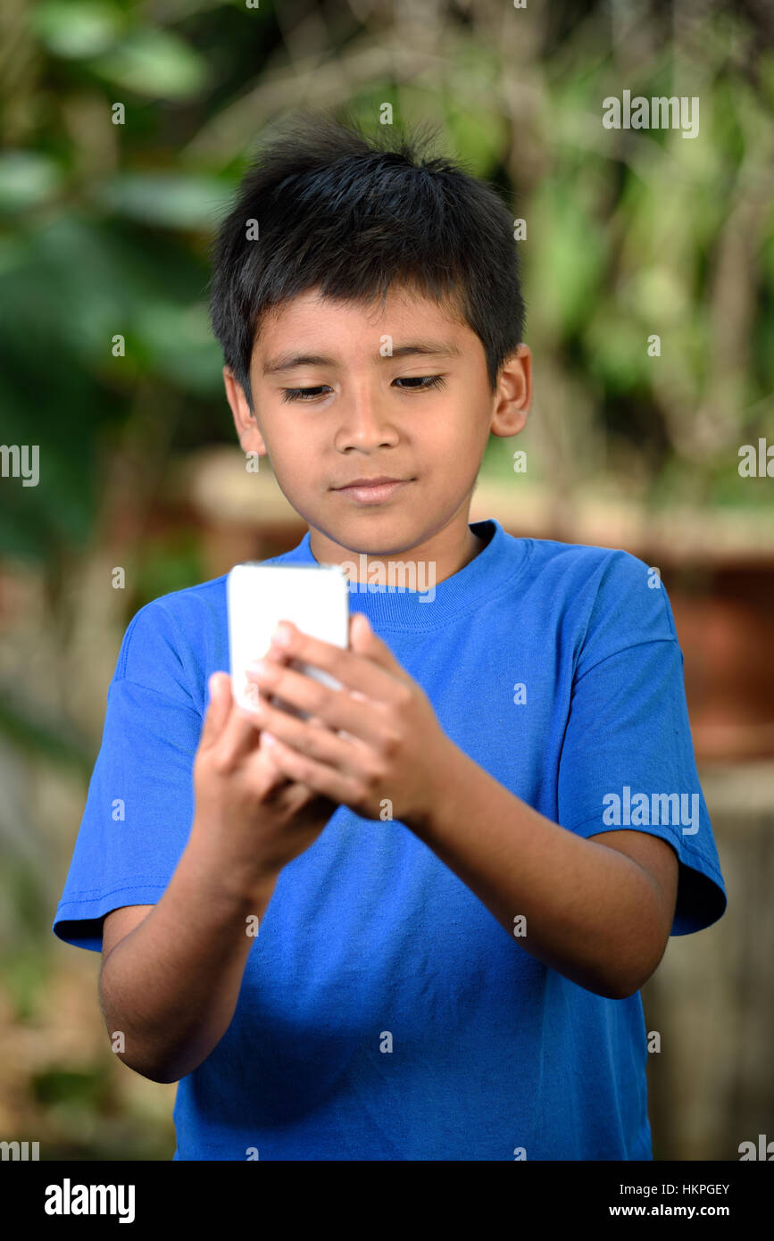 kleiner Junge mit Telefon so dass Videocall im park Stockfoto