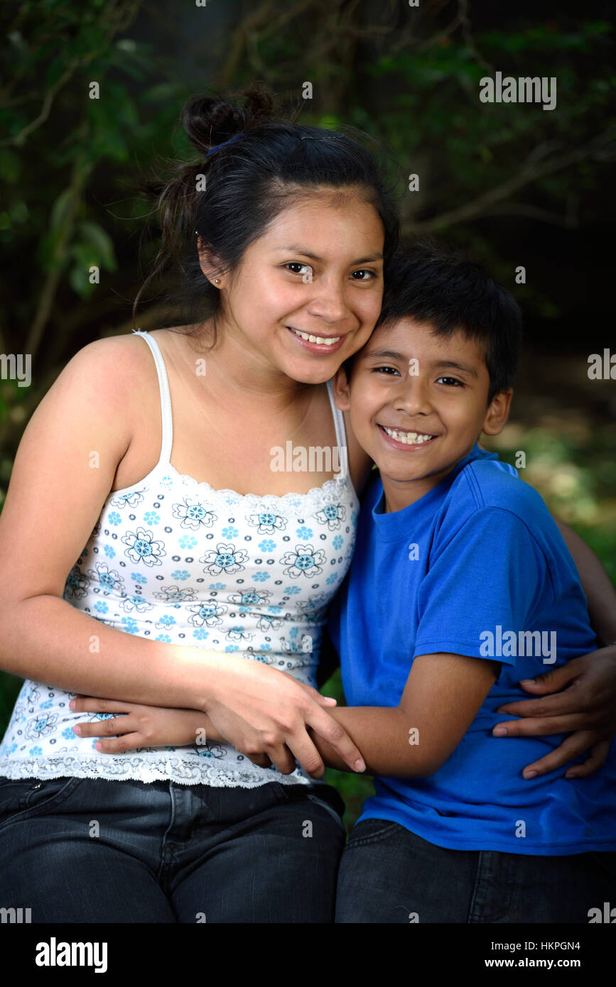 Latino Boy und Girl im grünen Park umarmt Stockfoto