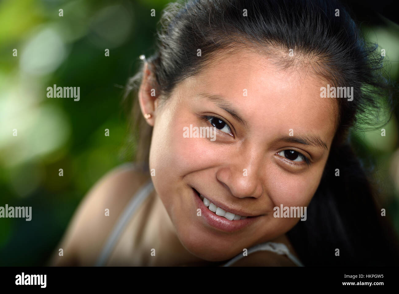 Porträt der jungen Frau in grünem Hintergrund Stockfoto