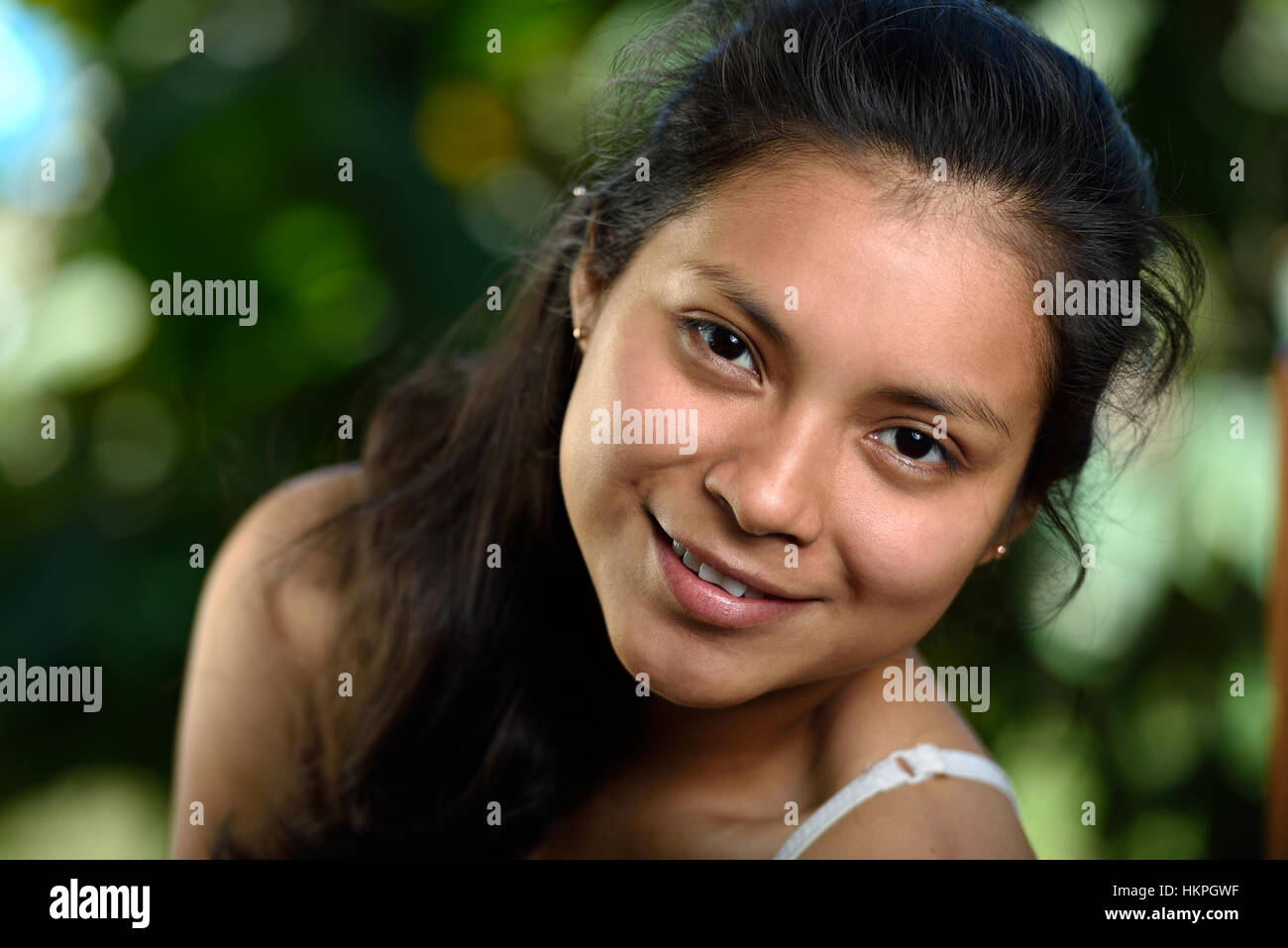 Latino Mädchen im Sommertag ziemlich suchen Stockfoto