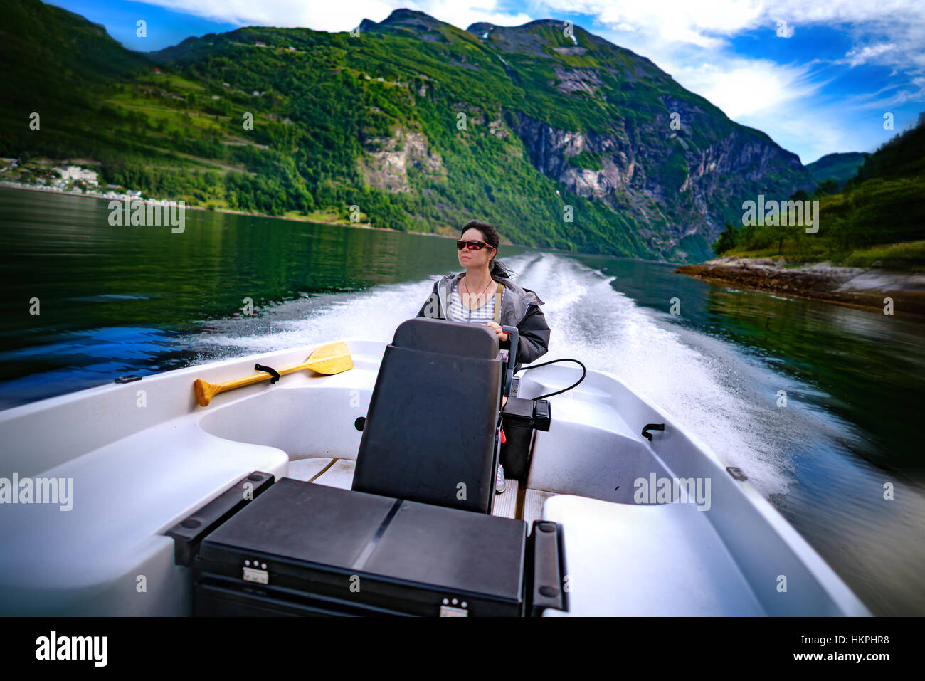 Autofahrerin eine Motorboot. Geiranger Fjord, schöne Natur Norway.Summer Urlaub. Stockfoto