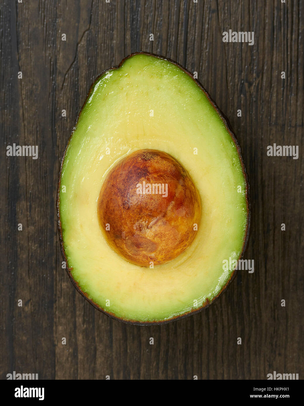 Eine einzelne geschnittene Avocado halb Stockfoto