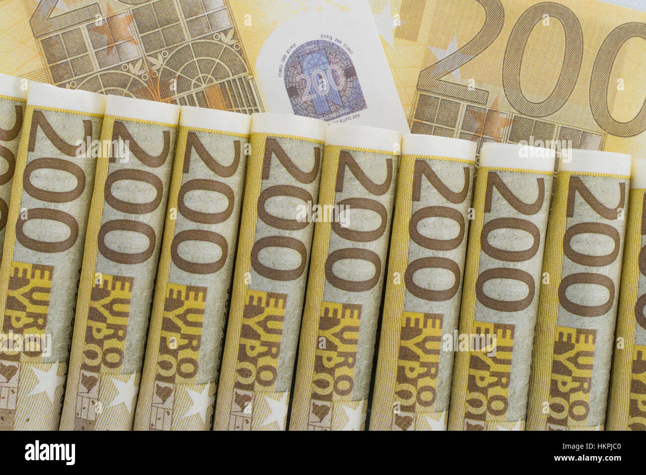 Reihe von 200 Euro Anmerkungen - Mögliche visuelle Metapher für die Schwäche des Euro Währung + + Italien Staatsschuldenkrise. Stockfoto