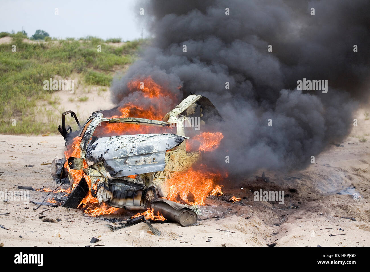 Kleinwagen, die explodiert wurde und weiterhin zu brennen und Rauchen Stockfoto