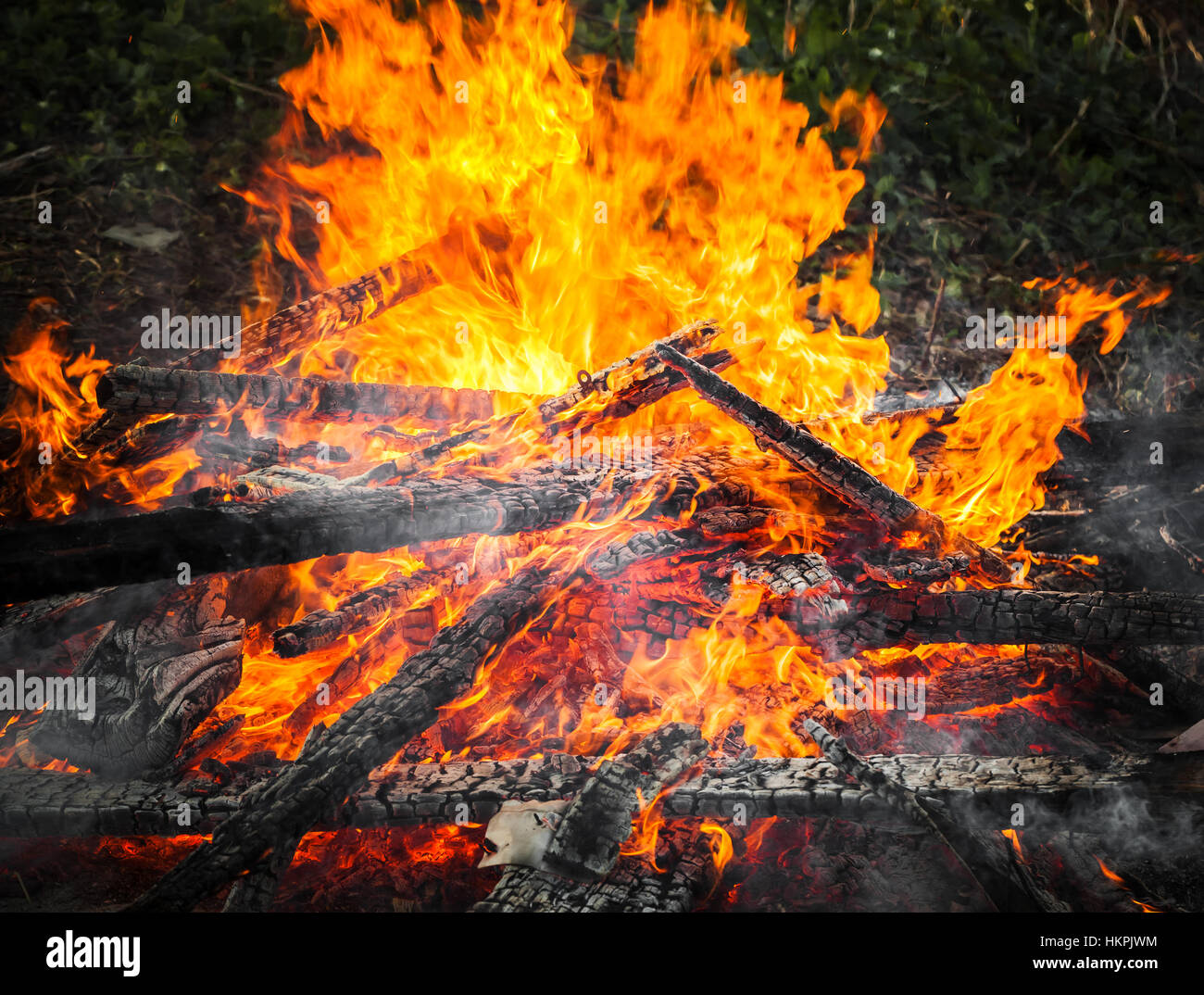 Brennholz in großes Lagerfeuer brennen. Nahaufnahme Foto Stockfoto