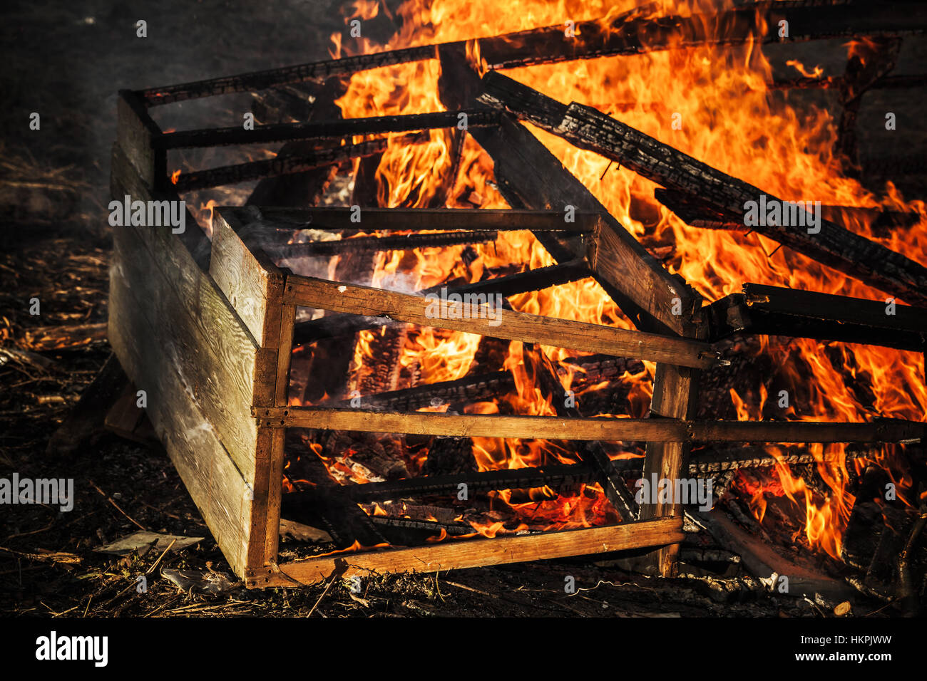 Brennen, Holzmöbel, Lagerfeuer im Freien, Nahaufnahme Foto Stockfoto