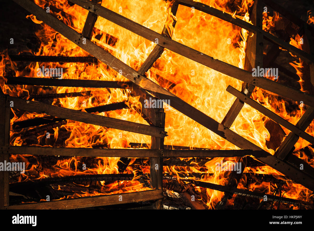 Brennende Holzmöbel Rahmen, Lagerfeuer im freien Stockfoto