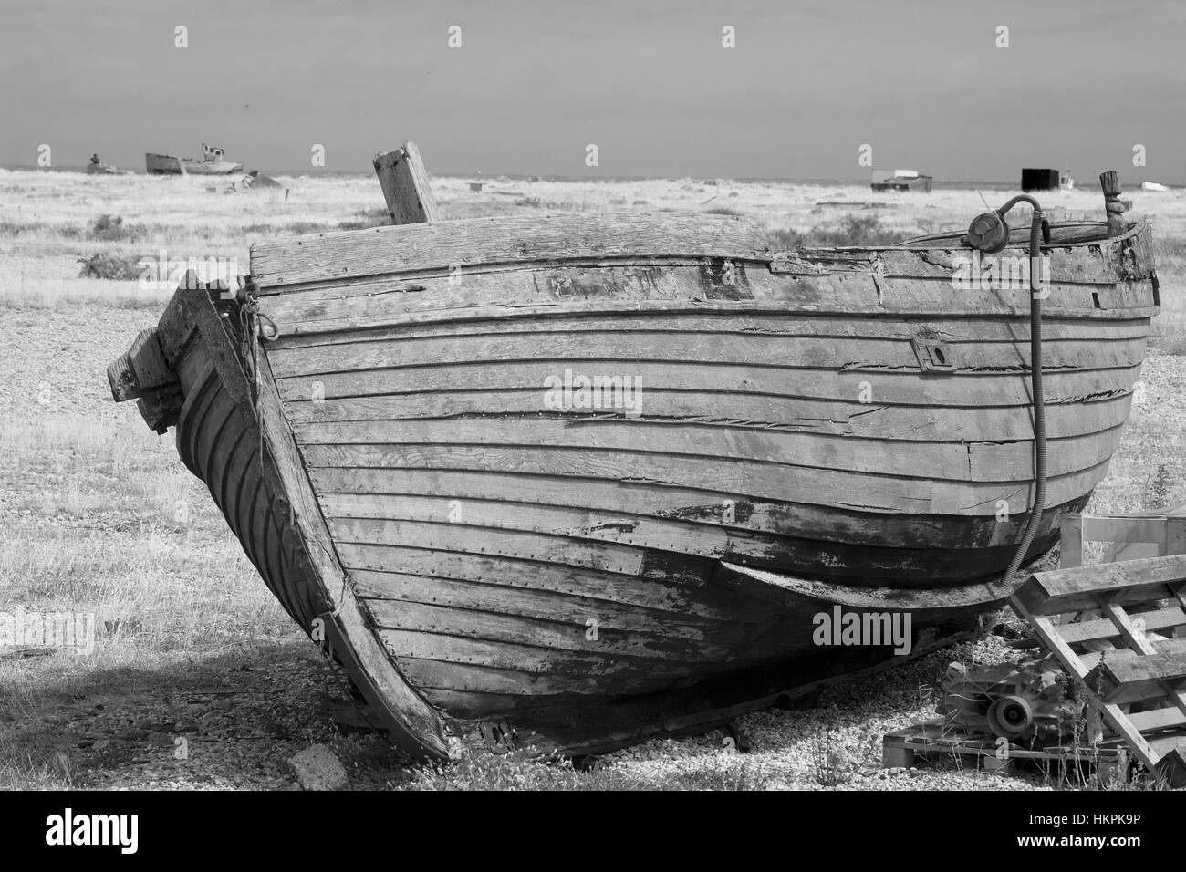 Altes Holzboot am Dungeness Strand in Kent Stockfoto