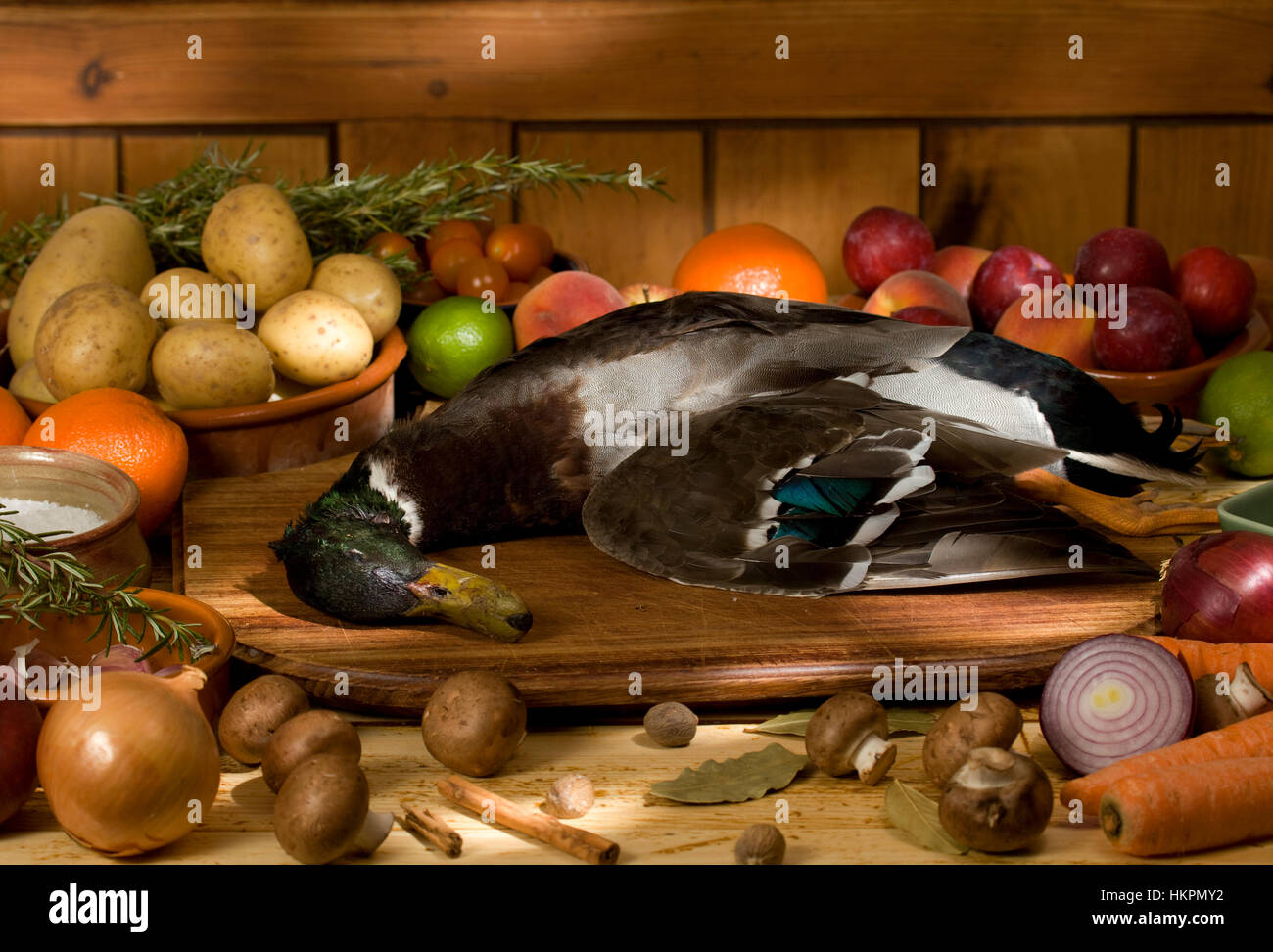 Ganze Ente mit Obst und Gemüse Hintergründe Stockfoto