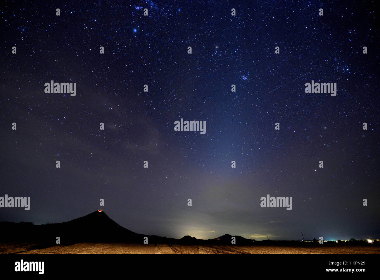 Vulkankrater in der Nacht im Tal mit Sternenhimmel Stockfoto