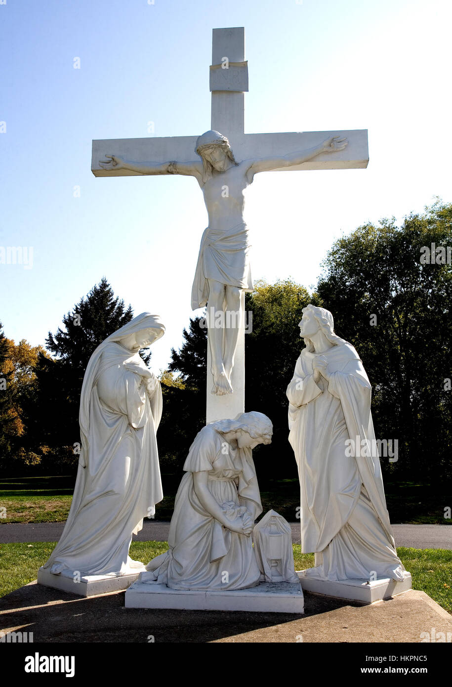 Statuen Die In Einem Friedhof Commemoriting Jesus Am Kreuz