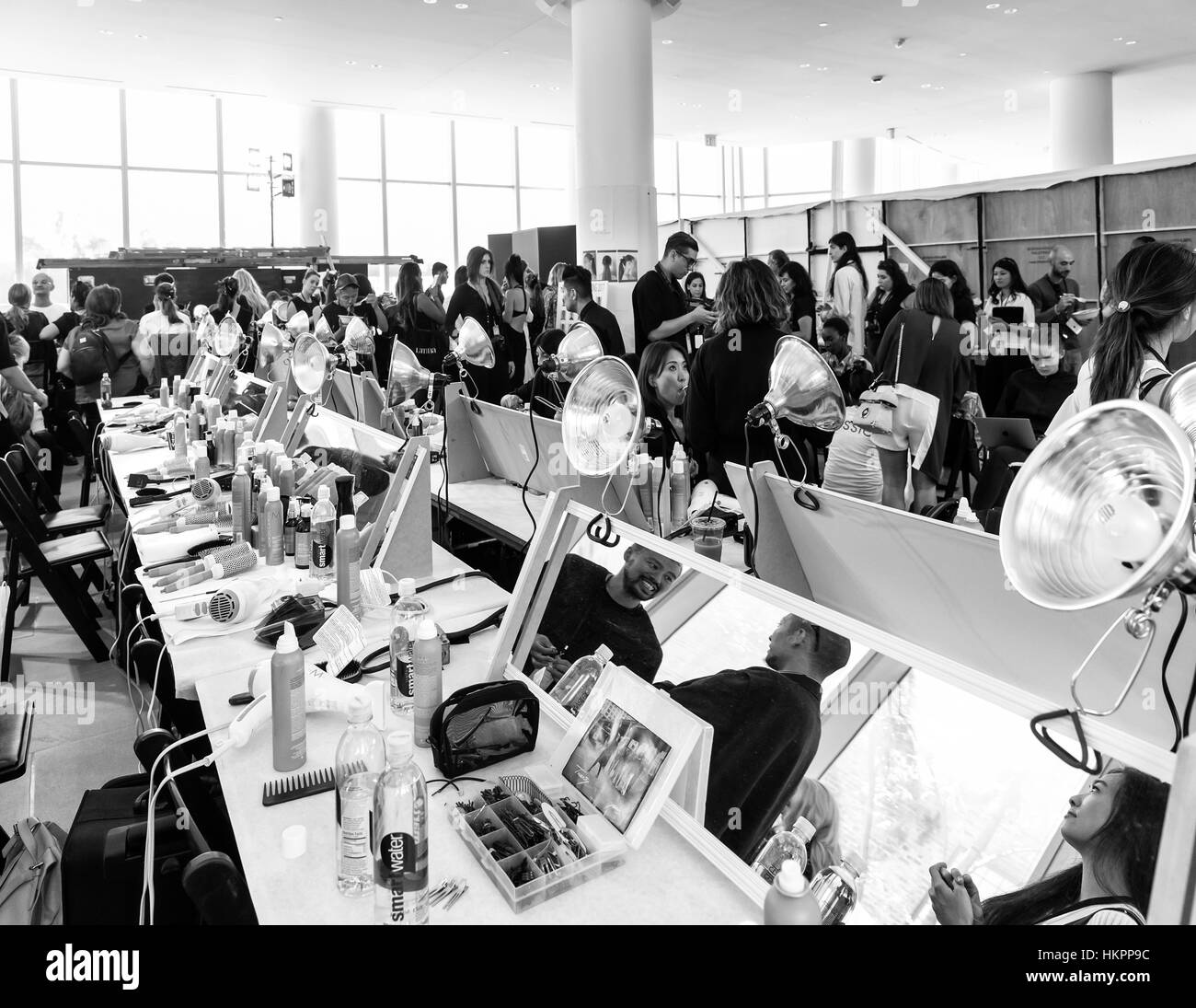 New York, NY - 13. September 2016: Einen Überblick über die Atmosphäre hinter den Kulissen, bevor Monique Lhuillier Frühjahr 2017-Mode Stockfoto